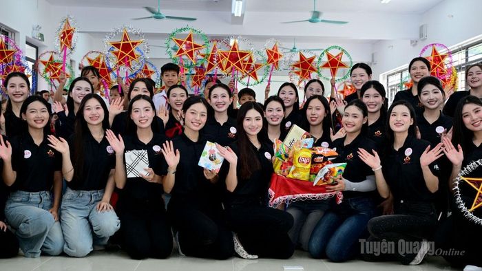 Đoàm đã đến thăm, tặng quà và giao lưu tại Trường Phổ thông nội trú liên cấp Tiểu học và THCS Thanh Thủy.