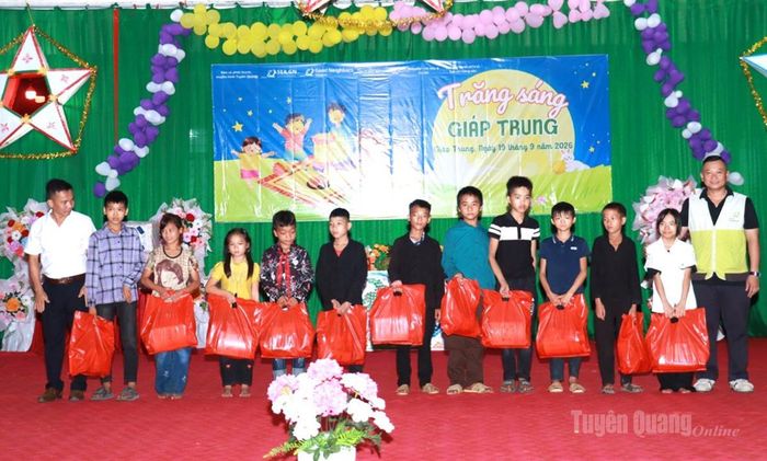 Đại diện Tổ chức GNI tại Việt Nam trao quà cho các em học sinh.
