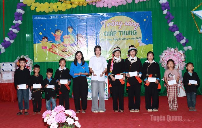 10 học sinh nghèo vượt khó của xã Giáp Trung được nhận học bổng của Báo và phát thanh, truyền hình Tuyên Quang.
