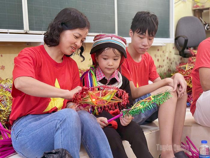 Nhà hảo tâm chuẩn bị đèn Trung thu tặng cho các em học sinh.