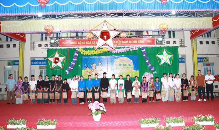 Nhà tài trợ tặng quà cho học sinh Trường Phổ thông Dân tộc bán trú Tiểu học và THCS Giáp Trung.
