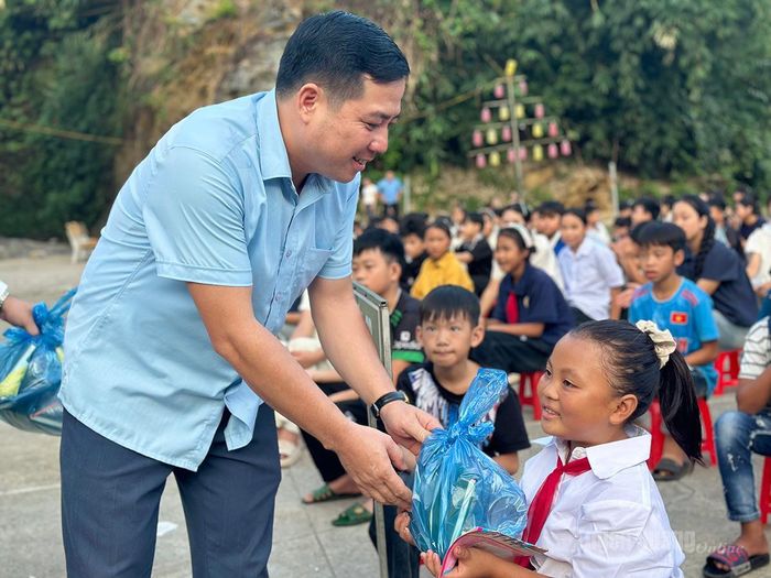 Lãnh đạo xã Thượng Nông trao quà cho các em học sinh.