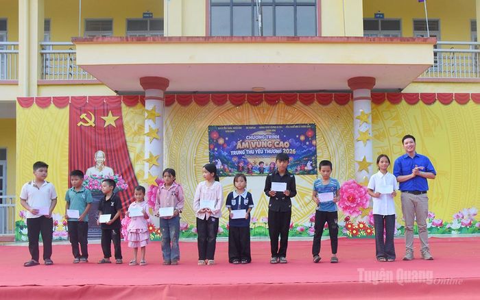 Đại diện Chi đoàn Báo và phát thanh, truyền hình Tuyên Quang trao học bổng cho các em học sinh có hoàn cảnh khó khăn.