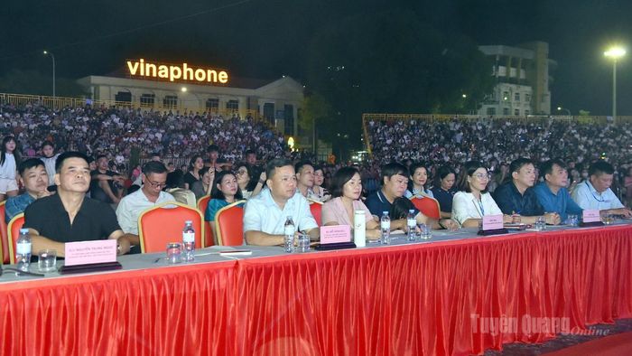 Các đại biểu dự tổng duyệt chương trình.