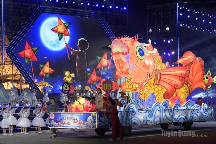 Màn diễn diễu các mô hình tại chương trình.