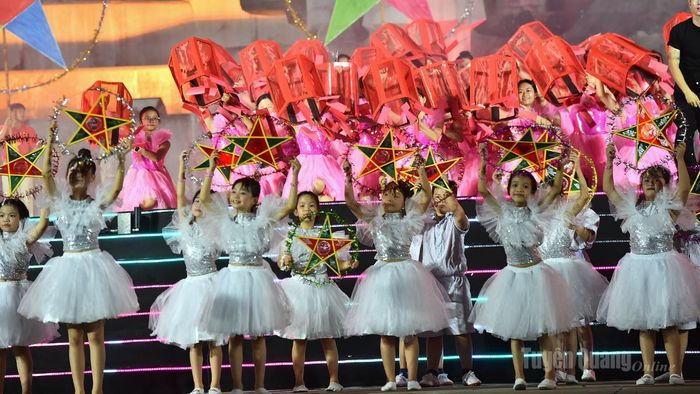 Các em thiếu nhi biểu diễn tại chương trình.
