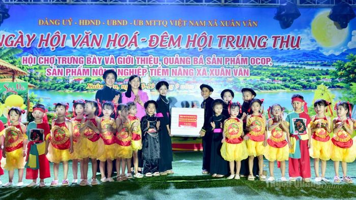 Phó Chủ tịch HĐND tỉnh Lê Thị Thanh Trà tặng quà các cháu thiếu niên nhi đồng xã Xuân Vân.