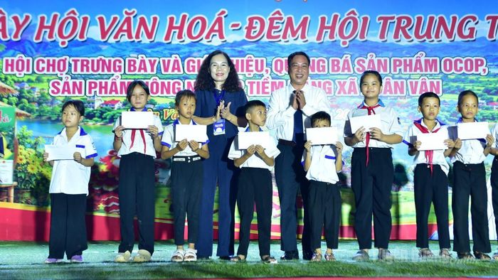 Các đồng chí lãnh đạo: Báo và phát thanh, truyền hình Tuyên Quang và xã Xuân Vân tặng quà học sinh có hoàn cảnh khó khăn vượt khó vươn lên trong học tập.