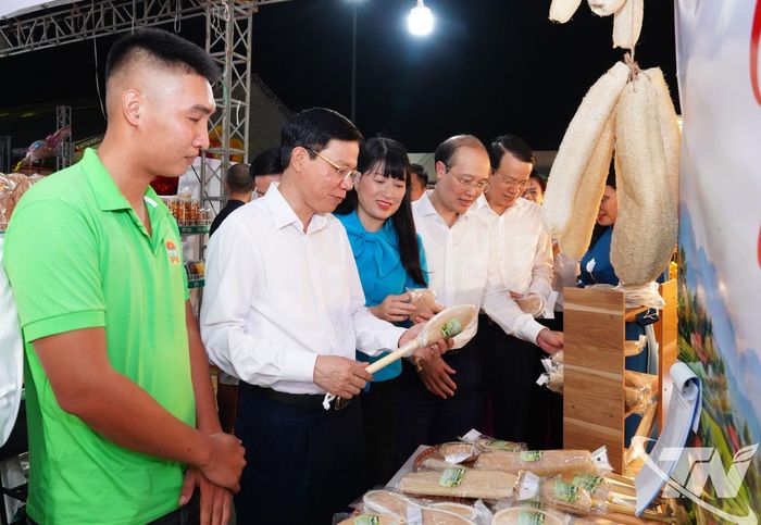 Các đại biểu tham quan gian hàng giới thiệu sản phẩm OCOP tiêu biểu của phường Sông Công.