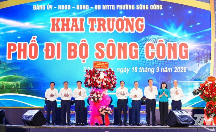 Các đồng chí lãnh đạo tỉnh tặng hoa chúc mừng phường Sông Công.