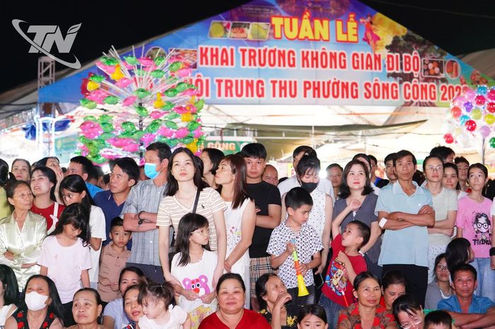 Đông đảo nhân dân và du khách tham dự Chương trình khai trương Phố đi bộ Sông Công.