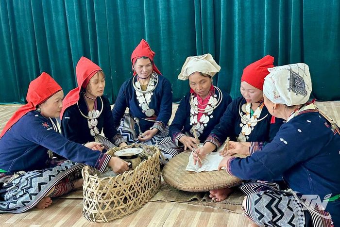 Nghệ thuật in sáp ong trên trang phục truyền thống vẫn được đồng bào Dao Tiền ở thôn Đồng Tâm lưu giữ.