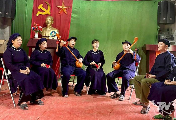 Thành viên Câu lạc bộ hát Then Nà Cuôn, thôn Đồng Tâm, thường xuyên tập luyện các tiết mục mới.