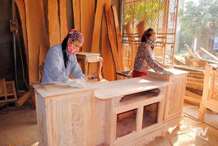 Làng nghề mộc mỹ nghệ Xuân Phương, xã Phú Bình, chú trọng thực hiện các giải pháp bảo vệ môi trường trong quá trình sản xuất.