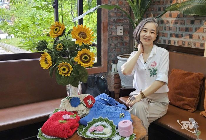 Chị Nguyễn Quỳnh Hoa bên một số sản phẩm đan len thủ công.