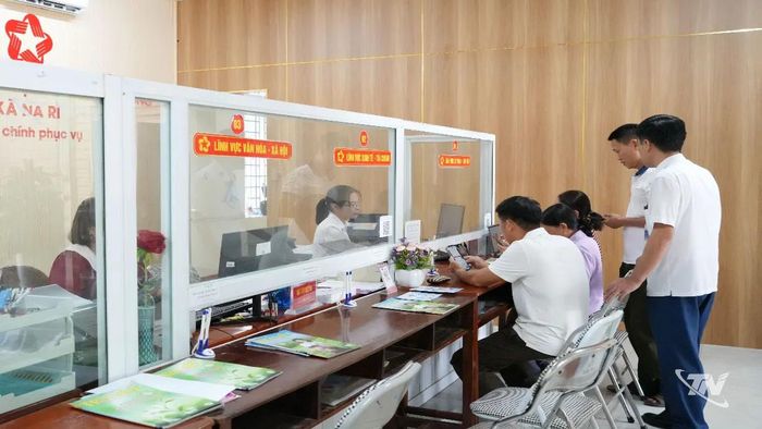 Cán bộ Trung tâm Phục vụ hành chính công xã Na Rì hướng dẫn người dân thực hiện thủ tục hành chính.