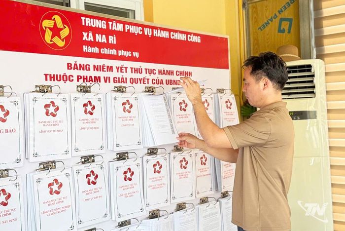 Anh Đàm Văn Thị tra cứu thông tin tại Trung tâm Phục vụ hành chính công xã Na Rì.