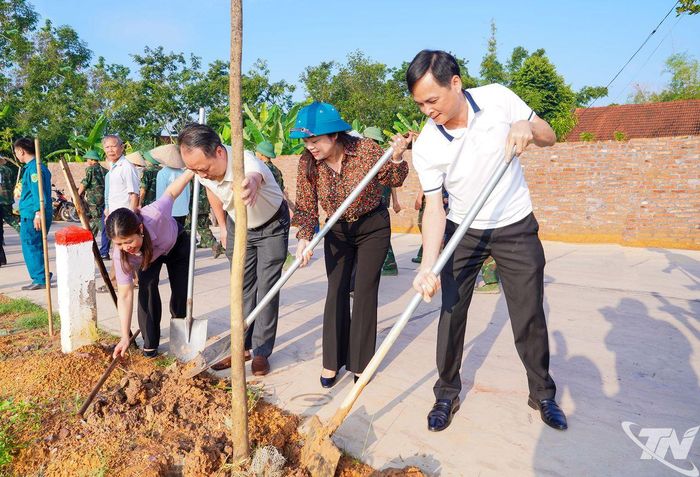 Đồng chí Phó Chủ tịch UBND tỉnh Nguyễn Thị Loan cùng các đại biểu tham gia trồng cây tại Lễ phát động.