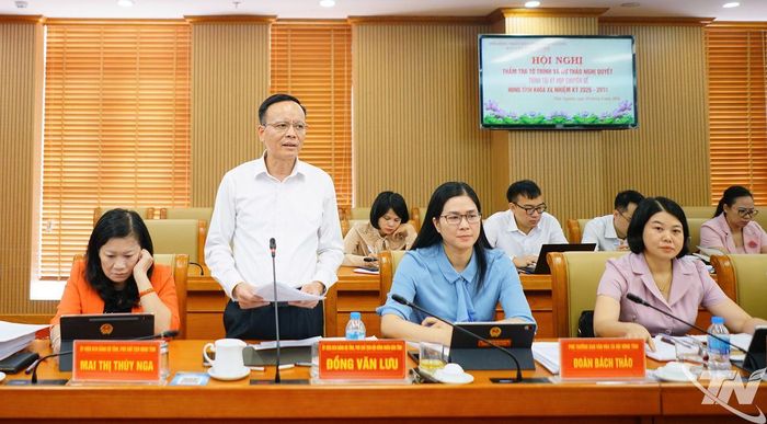 Đồng chí Phó Chủ tịch HĐND tỉnh Đồng Văn Lưu phát biểu tại Hội nghị.