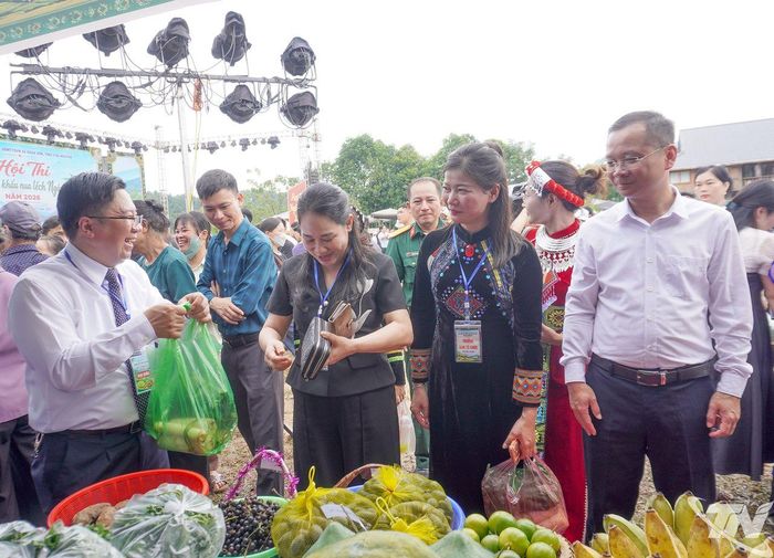 Du khách tham quan gian hàng tại Ngày hội.