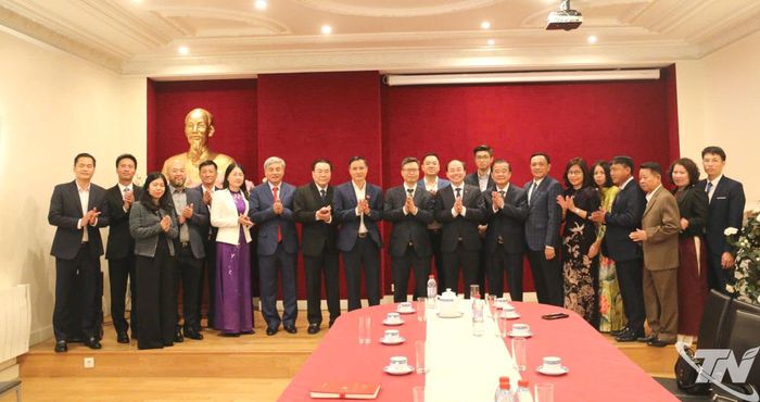 Đoàn công tác tỉnh Thái Nguyên chụp ảnh lưu niệm cùng cán bộ, nhân viên Đại sứ quán Việt Nam tại Cộng hòa Pháp.