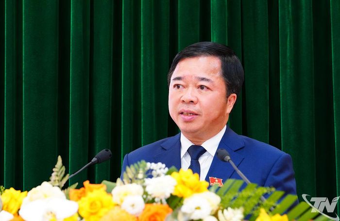 Đồng chí Phó Bí thư Tỉnh ủy, Chủ tịch HĐND tỉnh Bùi Văn Lương phát biểu tại Kỳ họp.