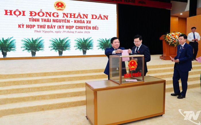 Các đại biểu bỏ phiếu bầu Chủ tịch UBND tỉnh Thái Nguyên, nhiệm kỳ 2026-2031.
