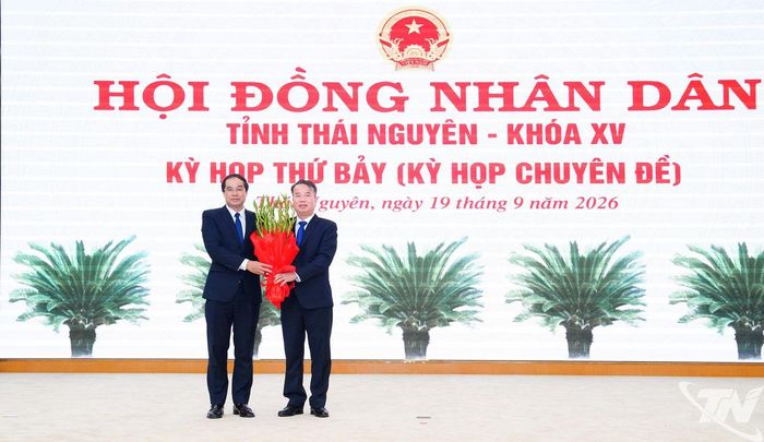 Đồng chí Bí thư Tỉnh ủy chúc mừng tân Chủ tịch UBND tỉnh Thái Nguyên Nguyễn Thế Mạnh.