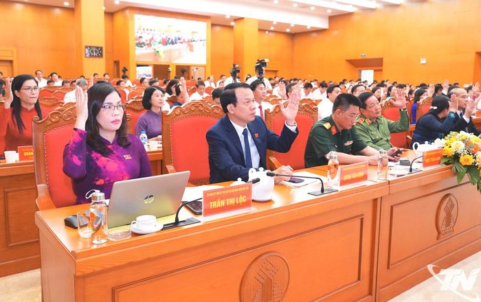 Các đại biểu HĐND tỉnh biểu quyết thông qua Nghị quyết về việc giới thiệu để HĐND tỉnh bầu giữ chức Chủ tịch UBND tỉnh nhiệm kỳ 2026-2031 đối với đồng chí Nguyễn Thế Mạnh, Phó Bí thư Tỉnh ủy.