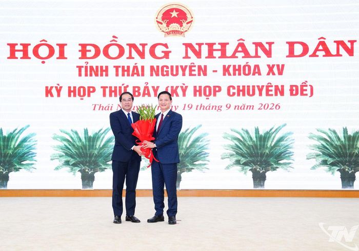 Đồng chí Bí thư Tỉnh ủy Trịnh Xuân Trường tặng hoa chia tay đồng chí Vương Quốc Tuấn nhận nhiệm vụ mới.