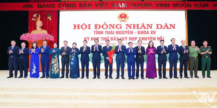 Các đồng chí Thường trực Tỉnh ủy, Ủy viên Ban Thường vụ Tỉnh ủy chúc mừng tân Chủ tịch UBND tỉnh Thái Nguyên Nguyễn Thế Mạnh.