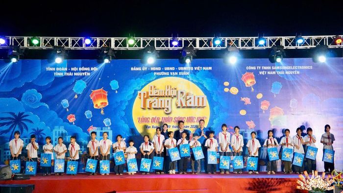 Ban Tổ chức trao quà cho học sinh có hoàn cảnh khó khăn.