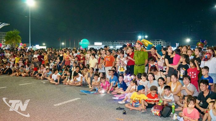 Đông đảo thiếu nhi, người dân tham dự chương trình.