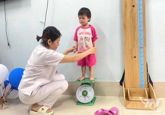 Trẻ em được cân đo, theo dõi tình trạng sức khỏe ngay tại trạm y tế cơ sở.