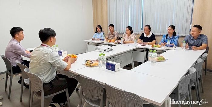 Đại diện đoàn liên ngành trao đổi hướng dẫn an toàn vệ sinh thực phẩm đến các chủ sở sở SXKD thực phẩm.