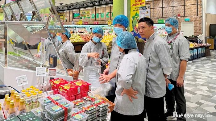 Ban ngành chức năng kiểm tra an toàn thực phẩm tại các siêu thị trên địa bàn TP. Huế.