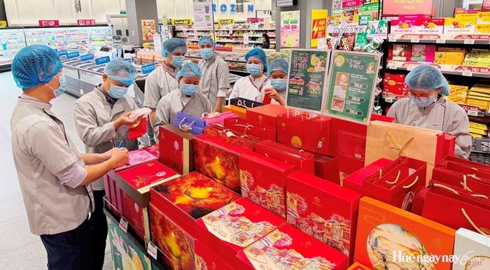 Kiểm tra hàng hóa bánh kẹo trước dịp Tết Trung thu năm 2026 tại siêu thị Aeon Mall Huế.