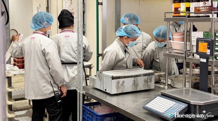 Đoàn liên ngành lấy mẫu kiểm tra tại các cơ sở SXKD tại phường Thuận Hóa.