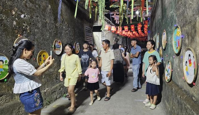  Phố cổ Bao Vinh thu hút khách trong các hoạt động lễ hội.