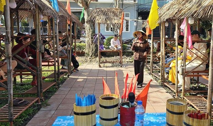  Khách vui hội bài chòi ở cầu ngói Thanh Toàn