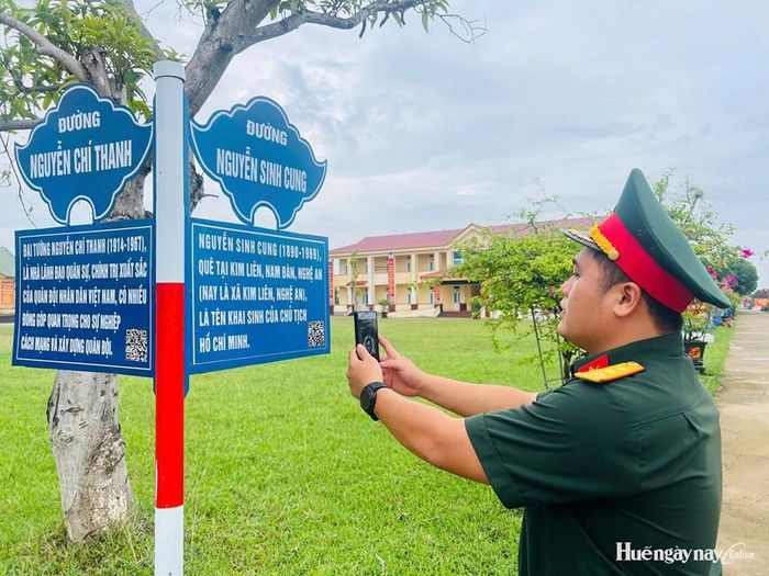 Sử dụng điện thoại thông minh quét mã QR trên “Con đường học tập số” tìm hiểu về Chủ tịch Hồ Chí Minh và truyền thống Quân đội. Ảnh: Nhật Quang