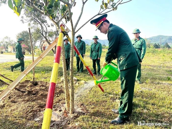 Cán bộ, chiến sỹ hưởng ứng Tết trồng cây đời đời nhớ ơn Bác Hồ. Ảnh: Nhật Quang
