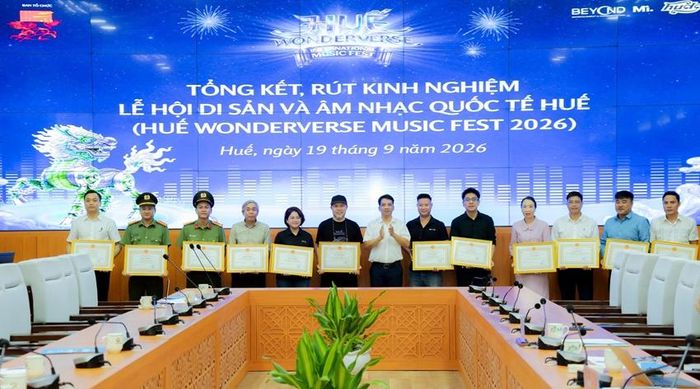 Tặng bằng khen của Chủ tịch UBND thành phố cho các tập thể và cá nhân.