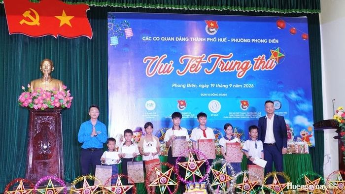  Đại diện Ban Tổ chức chương trình trao học bổng cho các em học sinh. Ảnh: Minh Nguyên