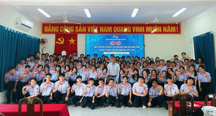 Gặp mặt đội tuyển học sinh giỏi và đội thi KHKT cấp tỉnh năm học 2025-2026