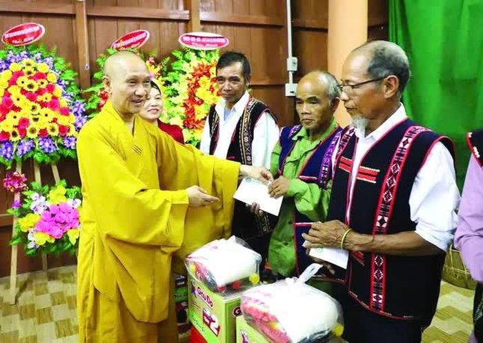 Hòa thượng Thích Thanh Điện trao quà tặng đến gia đình chính sách, đồng bào tại tỉnh Lào Cai