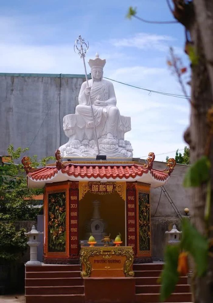 An vị tôn tượng Đức Địa Tạng Vương Bồ-tát trong khuôn viên chùa An Thành