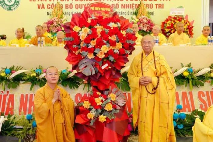Ban Trị sự GHPGVN TP.Đà Nẵng tặng quà chúc mừng