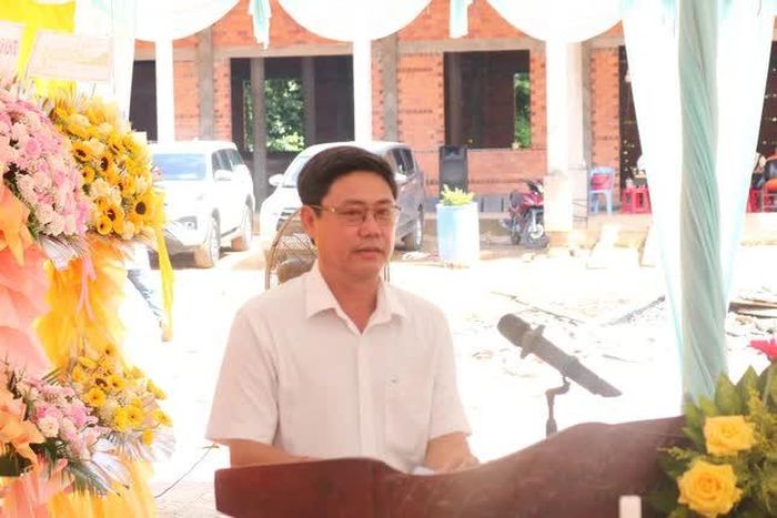 Ông Huỳnh Minh Toàn, đại diện lãnh đạo địa phương phát biểu chúc mừng Đại đức Youttiviriyo (Thạch Nhựt Trường), tân trụ trì chùa Phro Hút