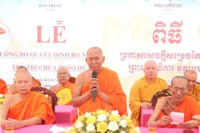 Hoà thượng Thạch Sok Xane ban đạo từ